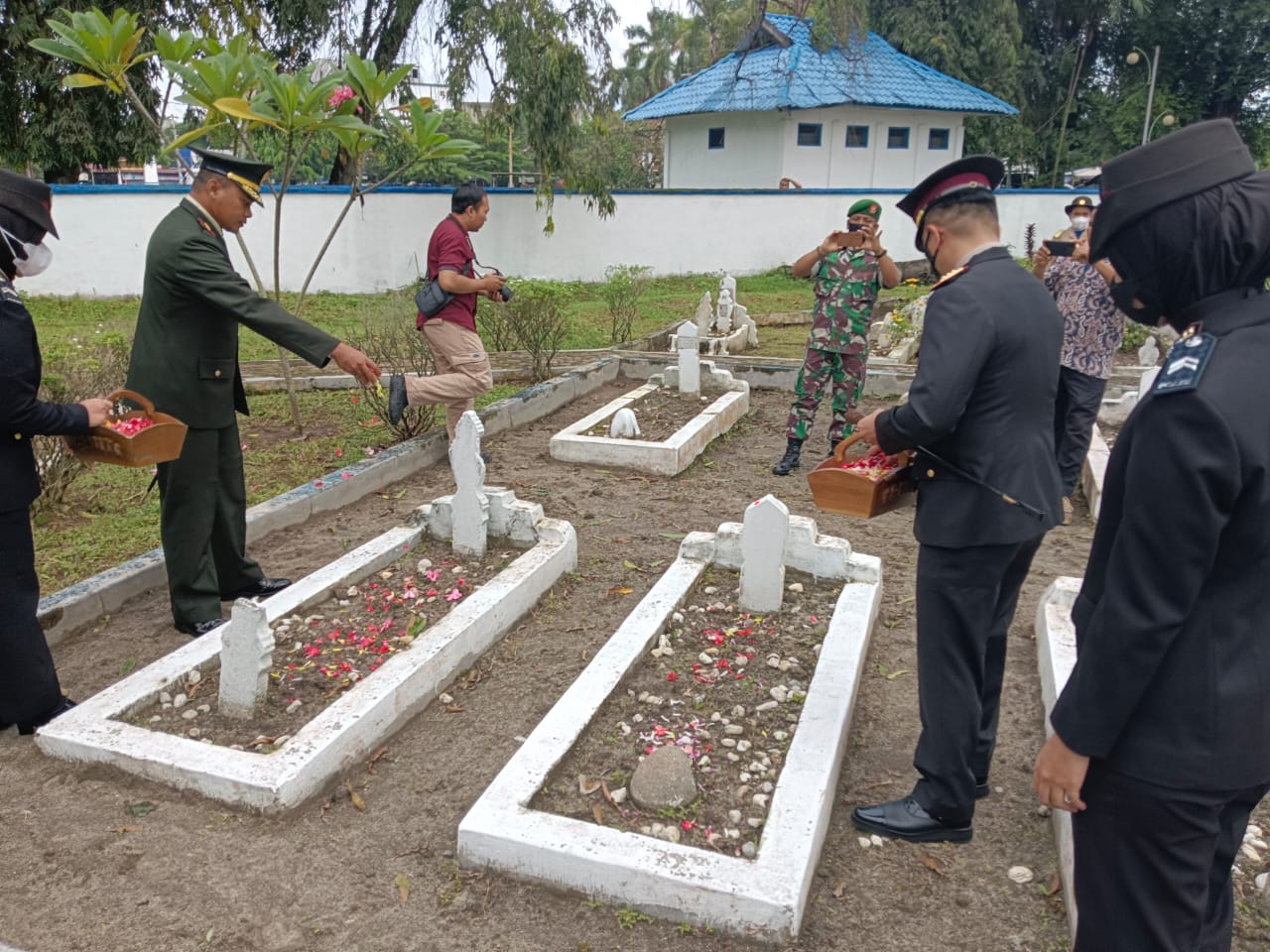 Kapolresta Deli Serdang Pimpin Upacara Ziarah Tabur Bunga  Hari Pahlawan 2022 di TMP Lubuk Pakam