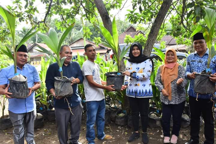 Wakil Bupati Madina Serahkan Bantuan Bibit Buah ke Petani Nagajuang