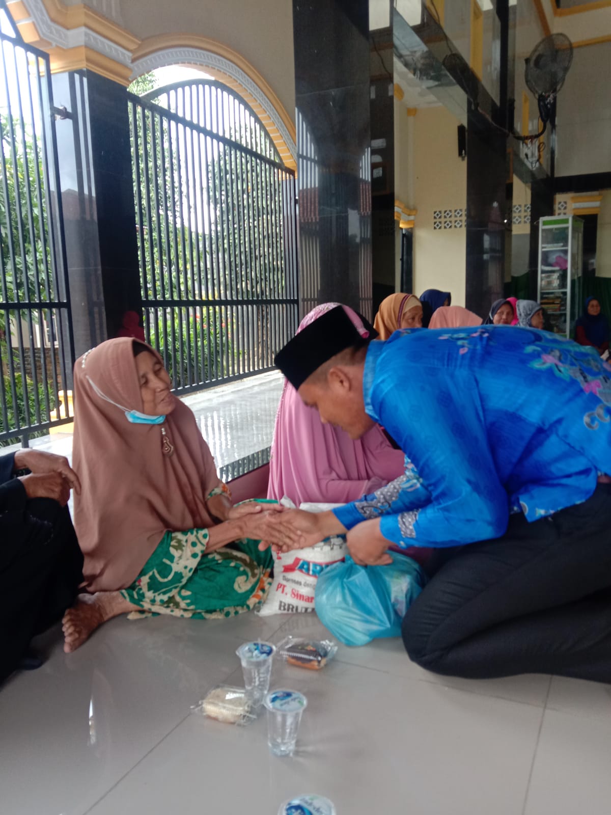 Kades Samtim Ajak Generasi Muda  Berbudaya Adab Saat Beri Sedekah