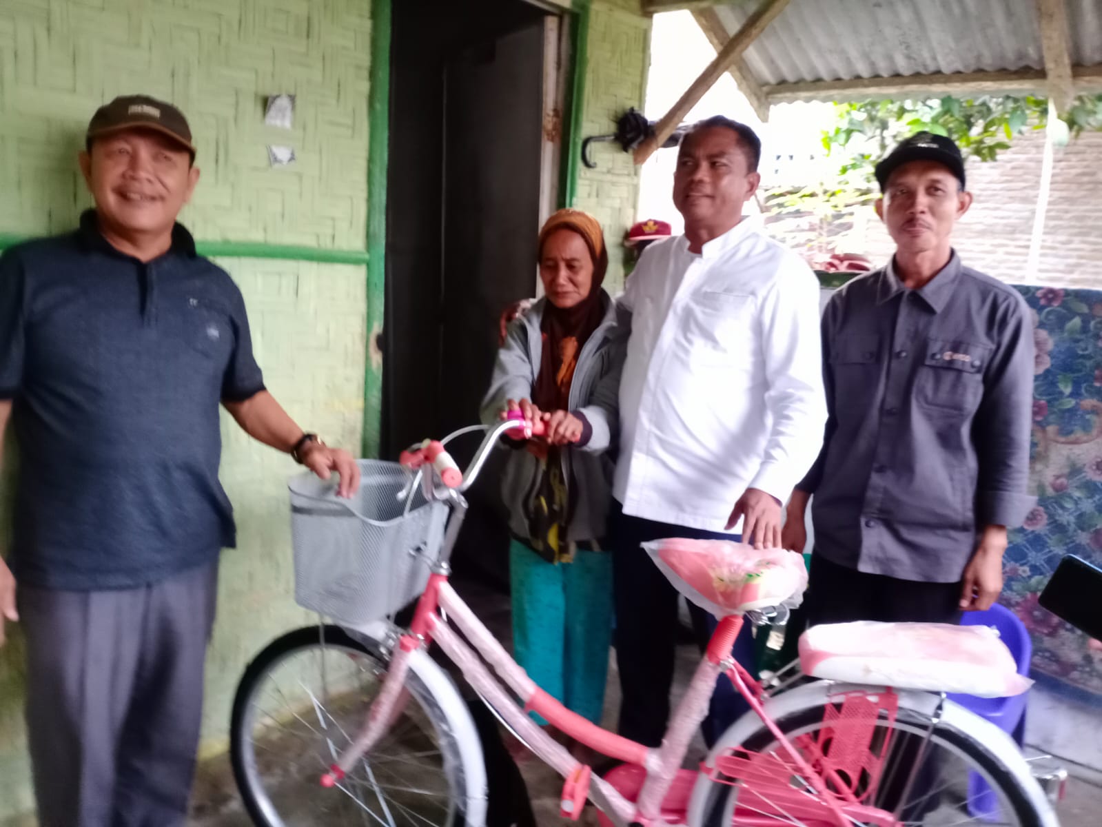 Impian Nek Tuminten Terwujud, Bupati Sergai H Darma Wijaya Datang Bawa Sepeda Baru