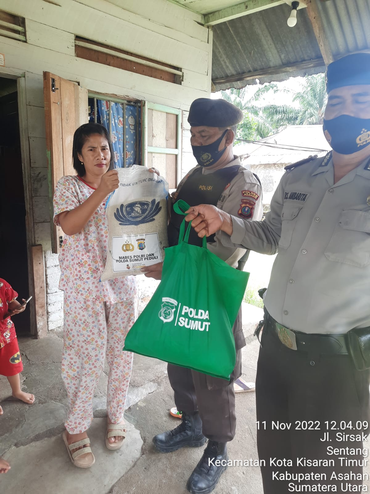 Polisi Peduli, Sat Samapta Polres Asahan Salurkan Bansos Pada  Masyarakat
