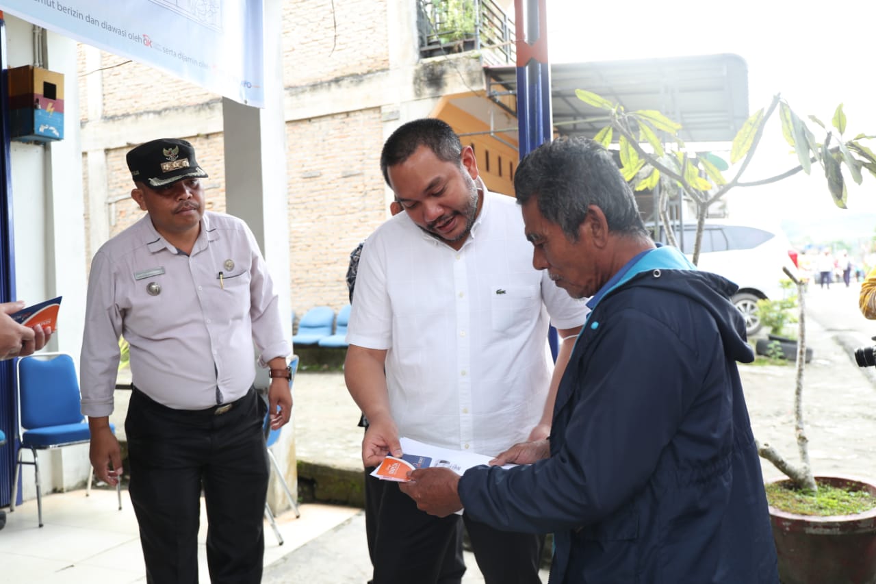 Bupati Pakpak Bharat Bagikan Bantuan Langsung Tunai DID Tahan 2022