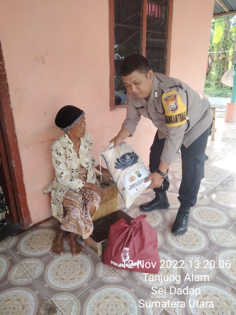 Polsek Air Batu Salurkan Bantuan Dari Kapolri dan Kapolda Sumut