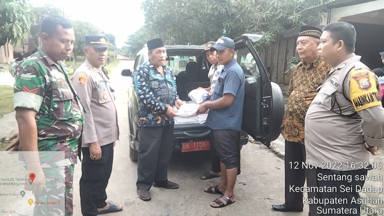 FKUB Asahan Didampingi Polsek Air Batu Bagi-bagi Beras