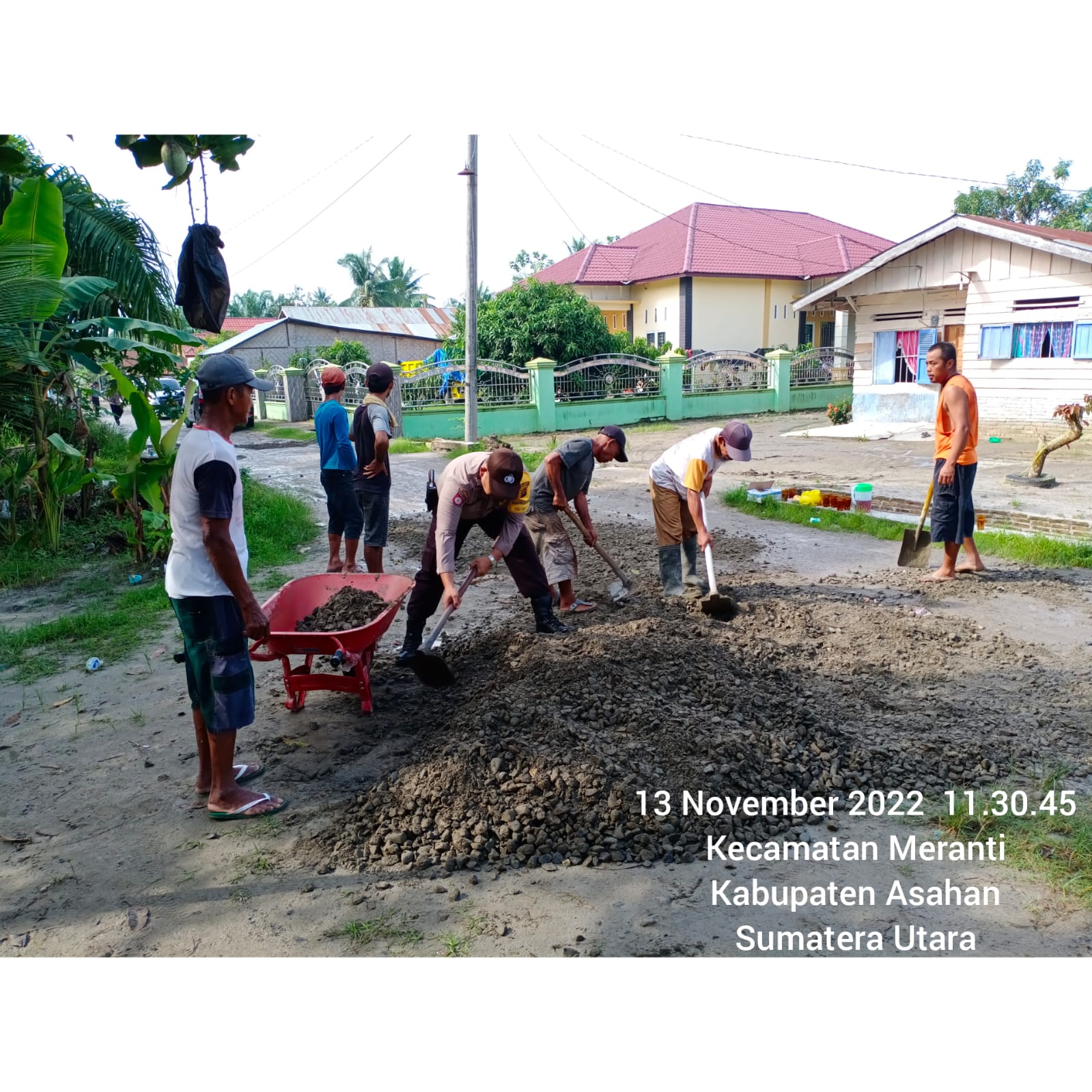 Atasi Banjir, Bhabinkamtibmas Polsek Kota Kisaran Bersih-bersih Parit