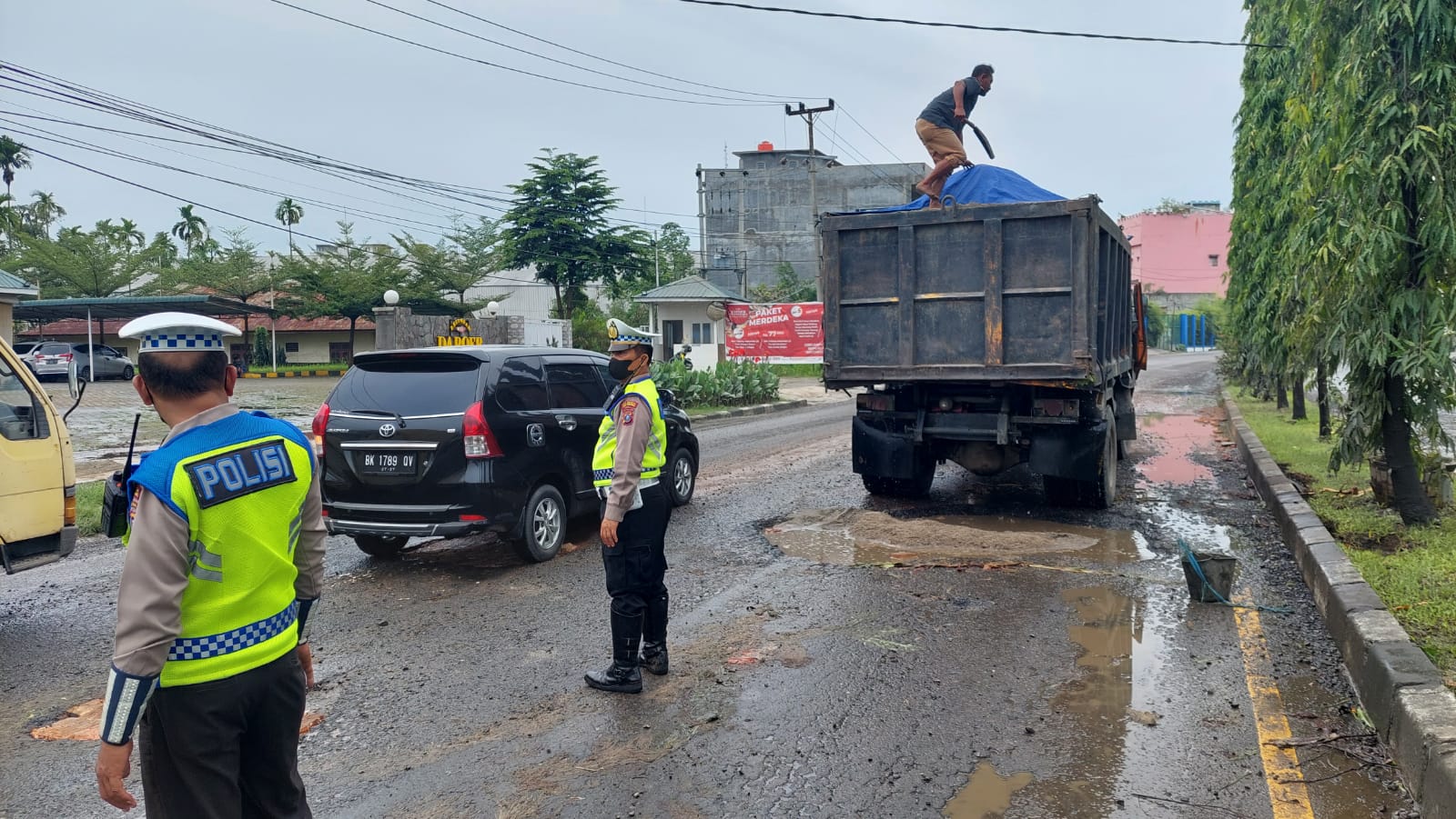 Jalan Rusak, Sat Lantas Polresta Deli Serdang Lakukan Penimbunan dan Himbau Masyarakat Berhati - Hati