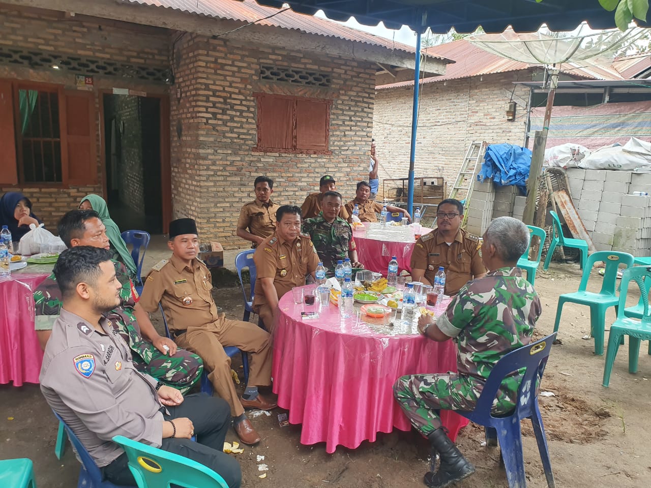 Bhabinkamtibmas Polsek Simpang Empat Hadiri Syukuran Pelantikan Kades