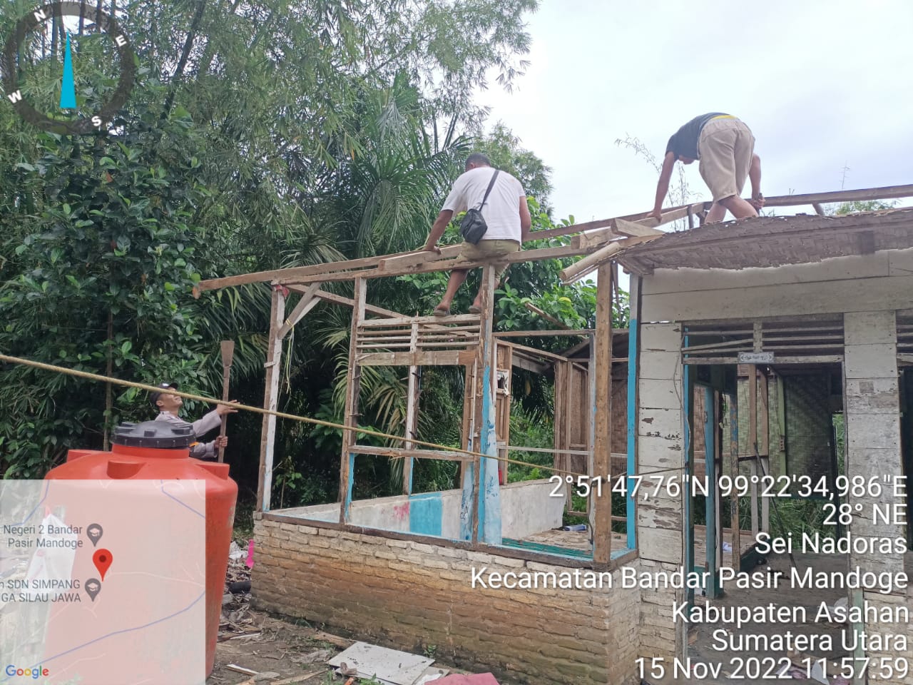Rumah Runtuh Akibat Tanah Longsor, Ini Yang Dilakukan Bhabinkamtibmas Polsek Bandar Pasir Mandoge