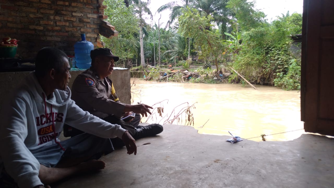 Debit Air Masihi Tinggi, Anggota Polsek Simpang Empat Lakukan Pengecekan Air Sei Masihi