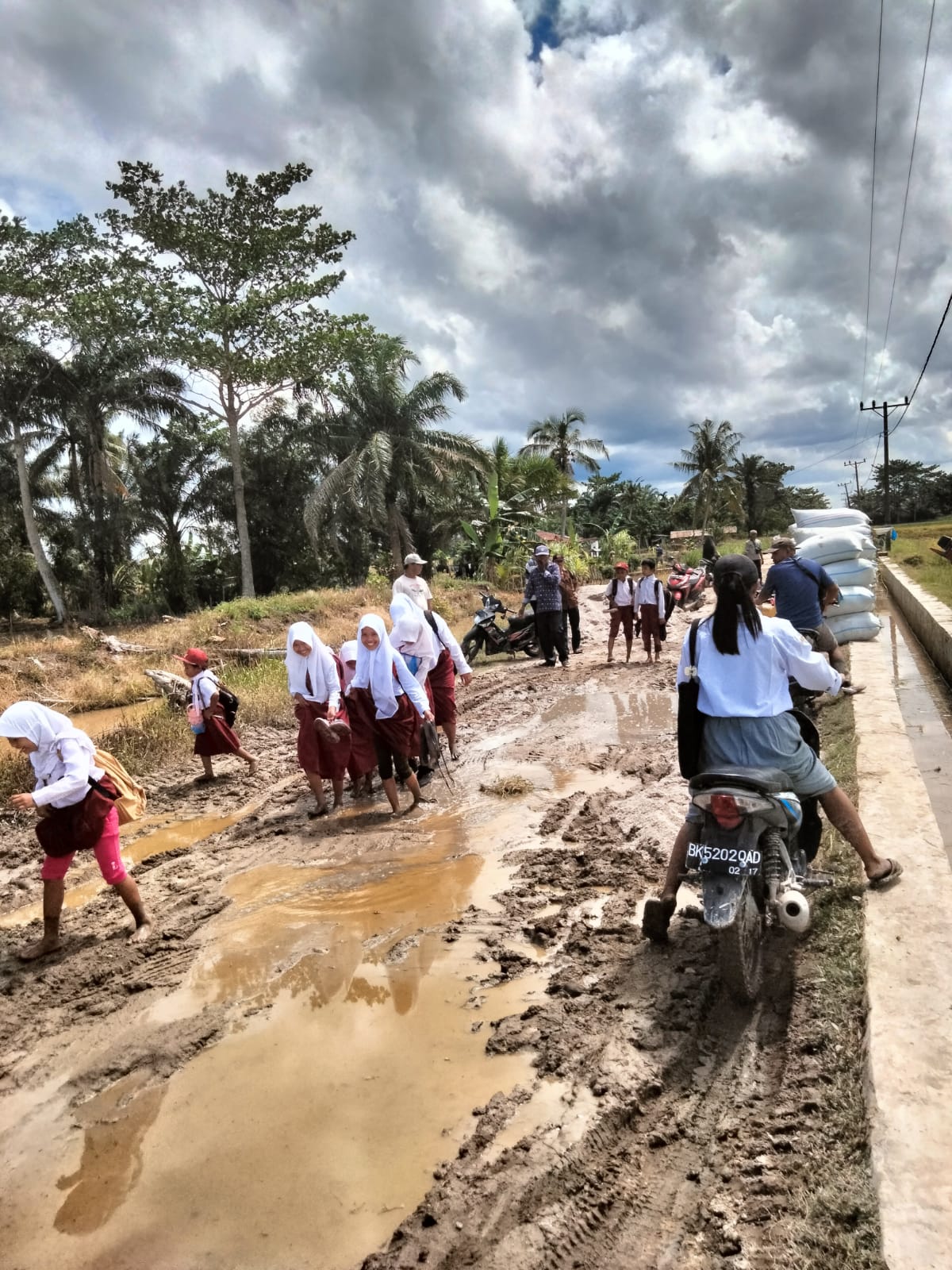 25 Tahun Tak Tersentuh Pembagunan Jalan, Puluhan Warga Desa Panca Arga Datangi  Kantor DPRD Dan Kadis PUTR Asahan