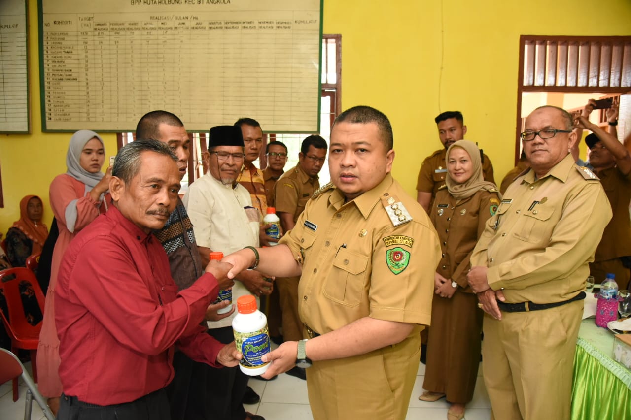 Bupati Tapsel Salurkan Pupuk Organik Cair Kepada 361 Kelompok Tani Se-Tapsel
