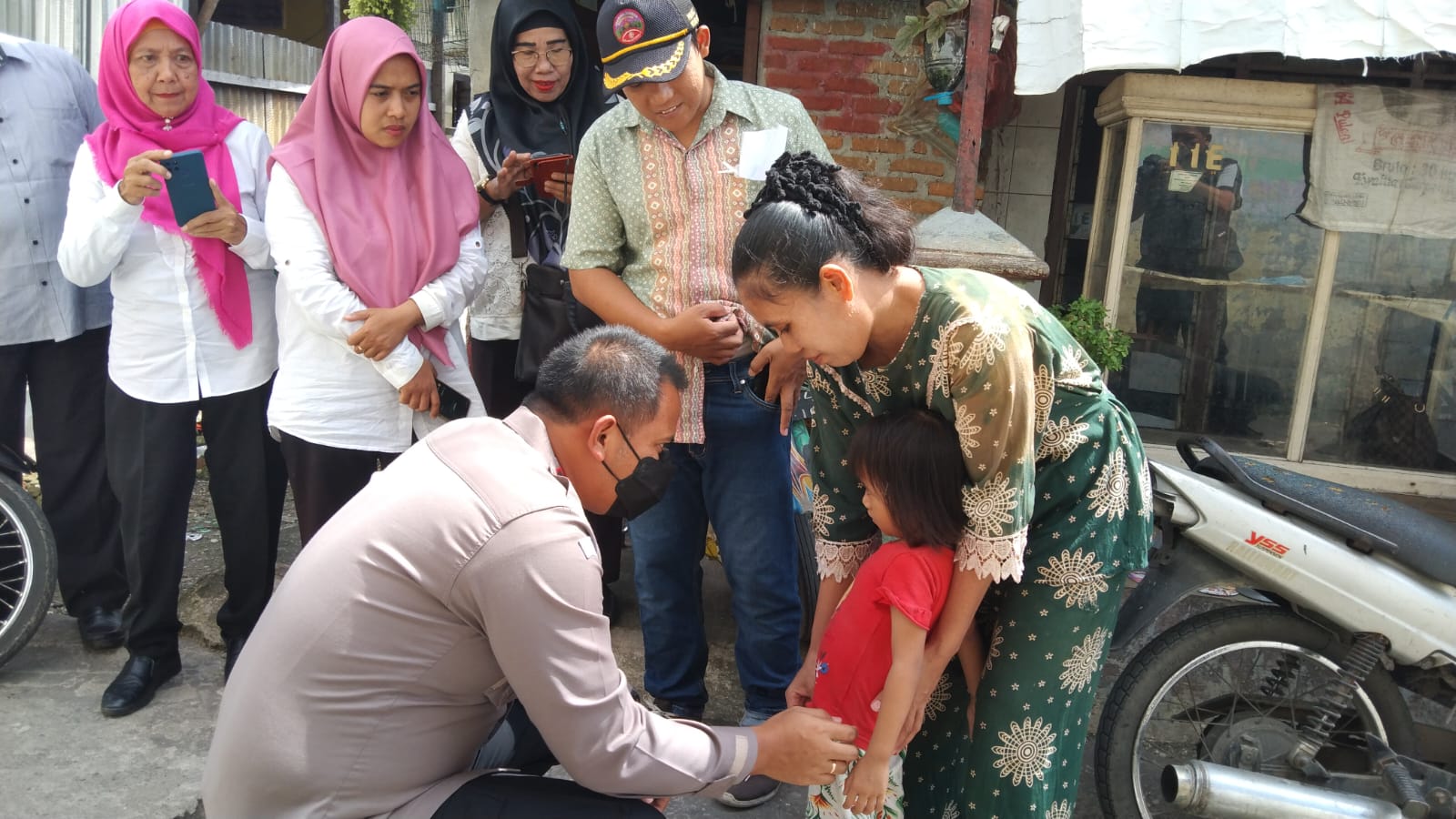 Kapolsek Percut Dampingi Wakapolrestabes Medan Kerumah Anak Stunting