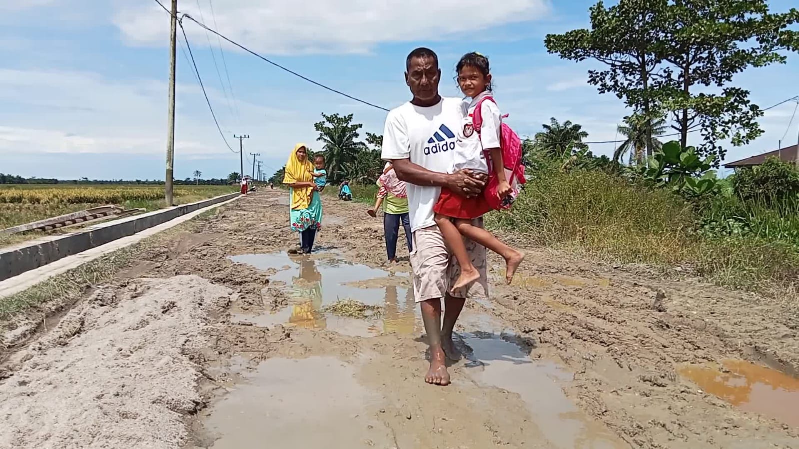 Jalan Desa Panca arga Berobah MenjadiÂ  kubangan kerbauÂ  dan berlumpur, Ancam Kelangsungan Pendidikan