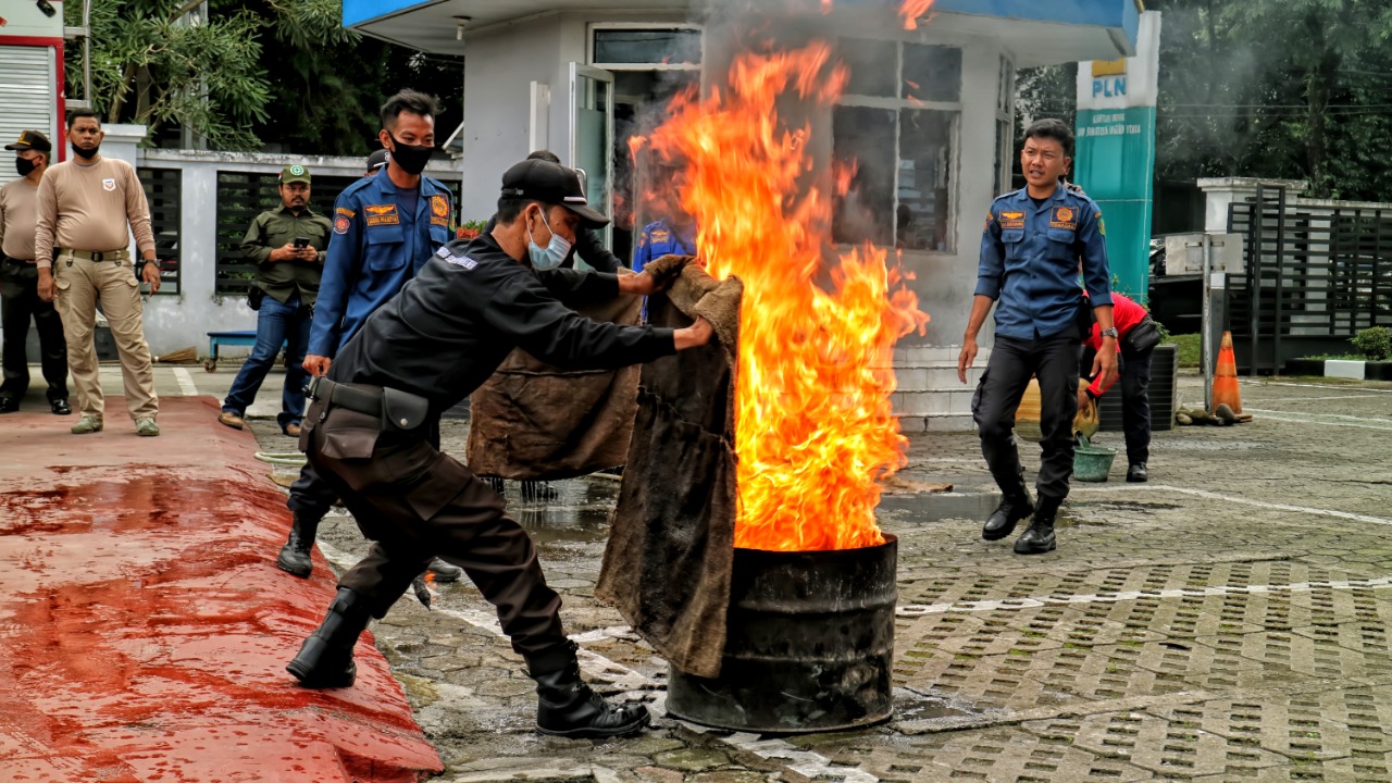 PLN UIP Sumbagut Gelar Simulasi Sistem Proteksi Kebakaran dan Tanggap Darurat