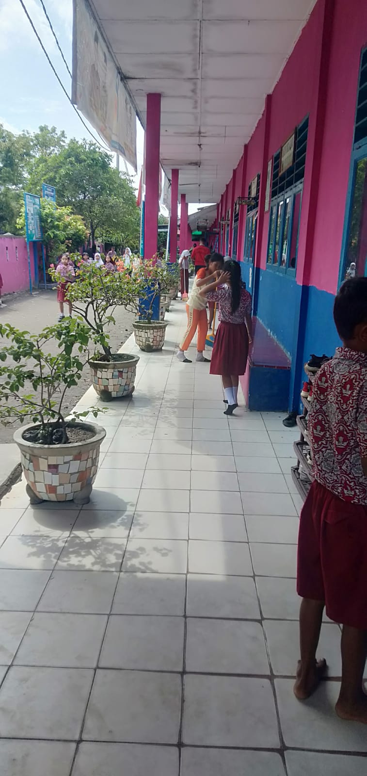 Kepsek SDN 105272 Lidia Zuliani SPd : Jagalah Kebersihan Sekolah Dengan Baik