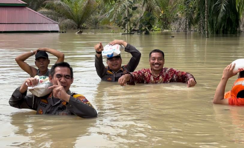 Kapolres Batu Bara Terobos Genangan Banjir Untuk Bantu Warga