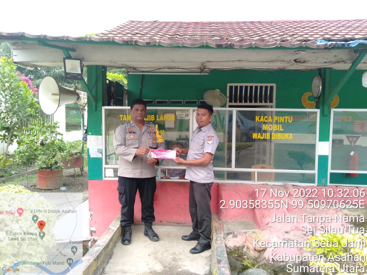 Warga Sambut Baik Pemasangan Stiker Yang Dilakukan Bhabinkamtibmas Polsek Prapat Janji