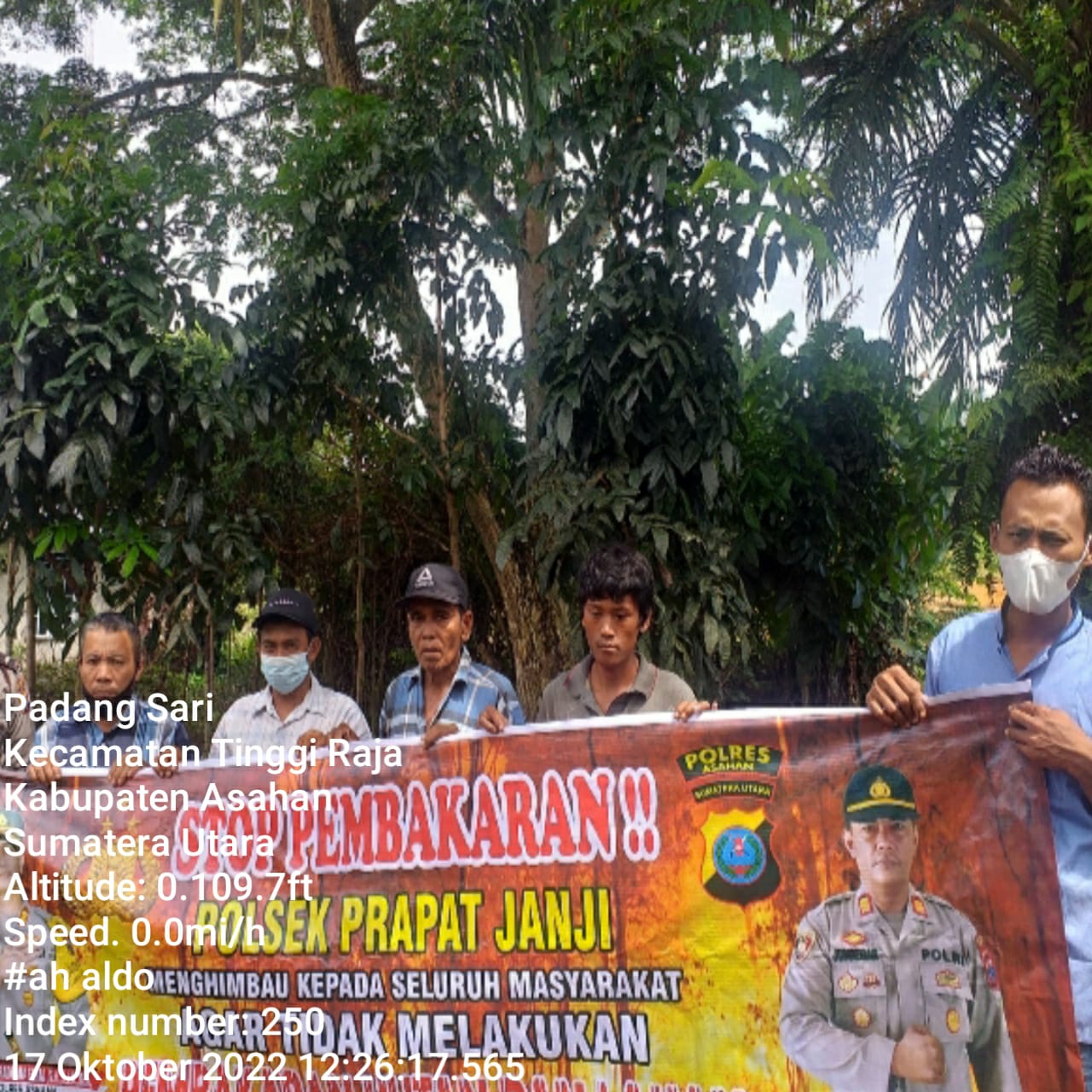 2 Bhabinkamtibmas Polsek Prapat Janji Sosialisasi Pembakaran Hutan