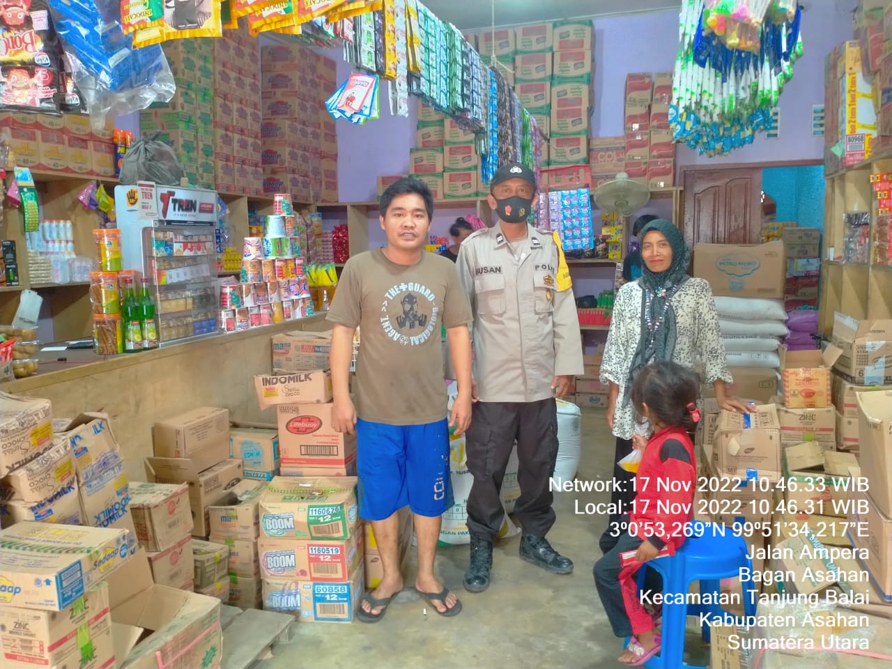 Warga Sambut Baik Pemasangan Stiker Yang Dilakukan Bhabinkamtibmas Polsek Prapat Janji