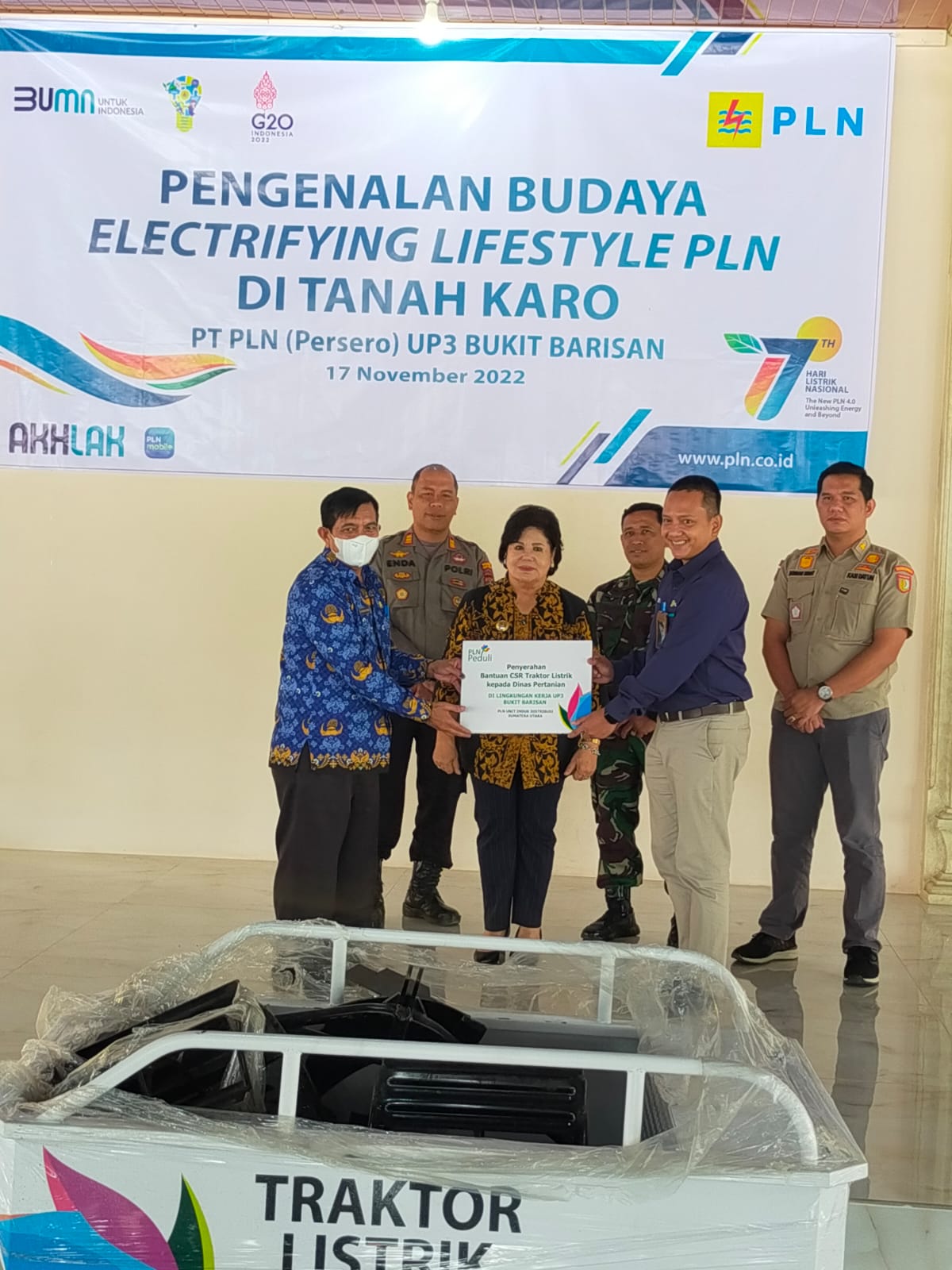 PLN Peduli , Melalui Manager PLN UP3 Bukit Barisan Serahkan Bantuan Traktor Listrik ke Dinas Pertanian Karo