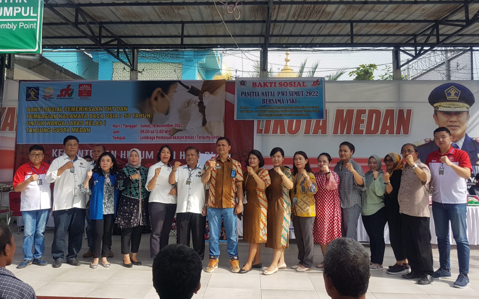 Panitia Natal PWI dan YSKI Bagi Kaca Mata dan Periksa THT Gratis di Lapas Tanjung Gusta