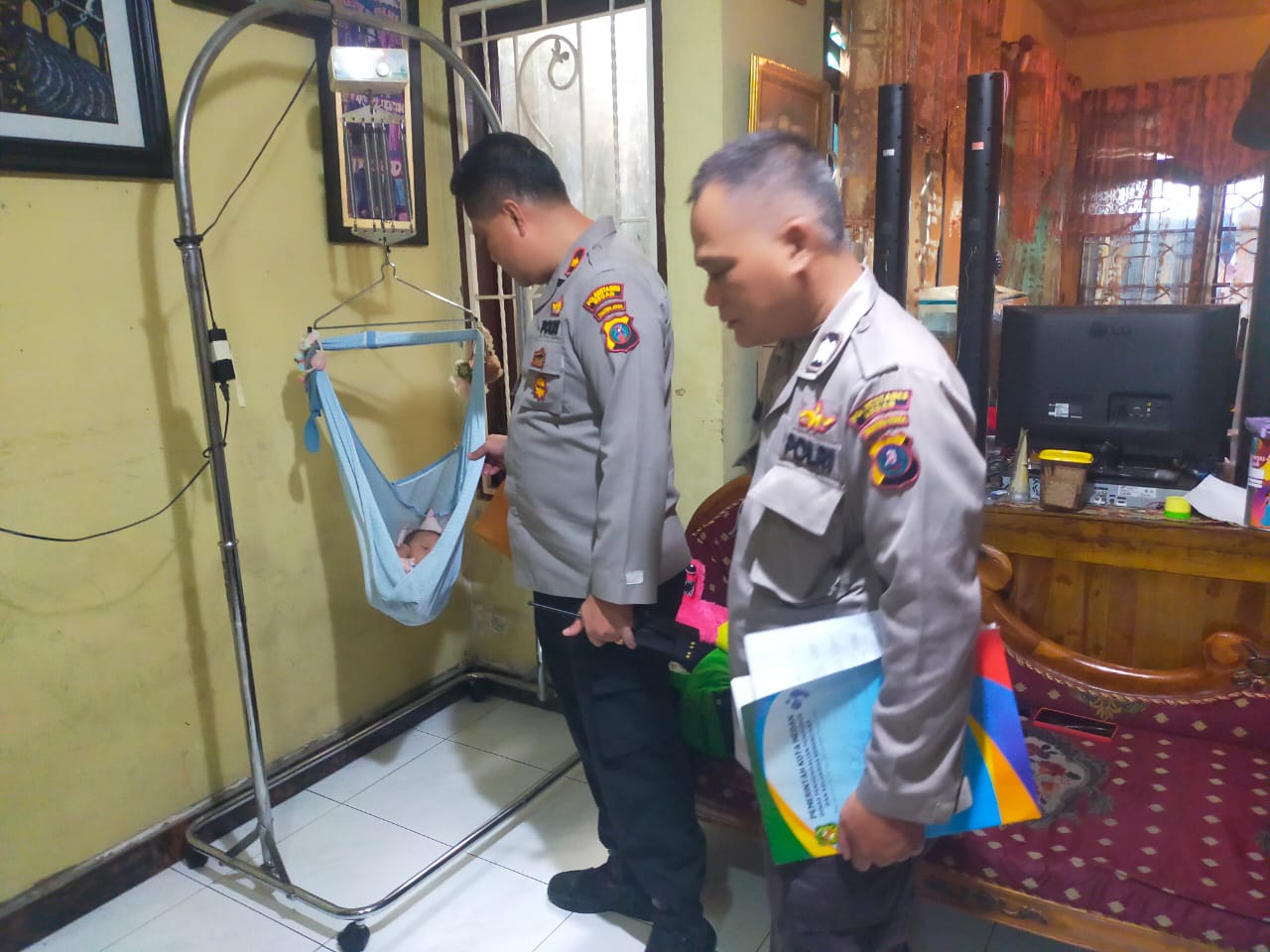 Kapolsek Patumbak Jadi Bapak Asuh Bayi Gizi Buruk