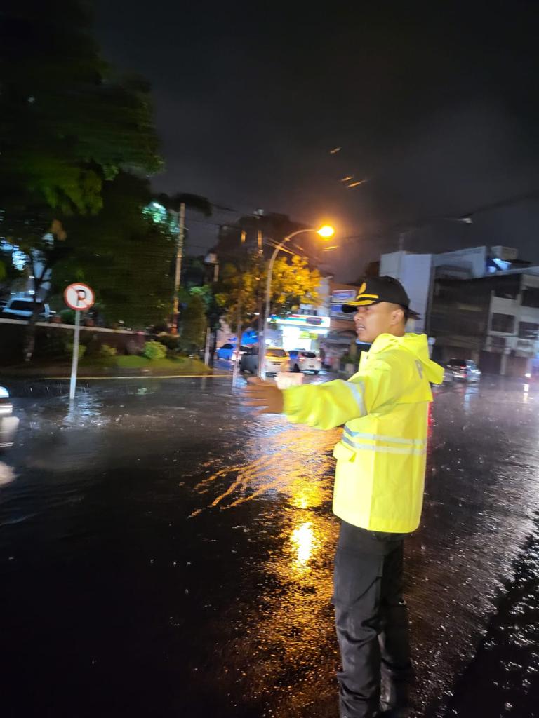 Medan Dikepung Banjir, Wakapolrestabes Medan dan Seluruh Kapolsek Evakuasi Warga