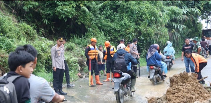 Jalan Lintas Sipirok Tapsel Sempat Terputus, Kapolres dan Dandim 0212/Ts Turun Langsung
