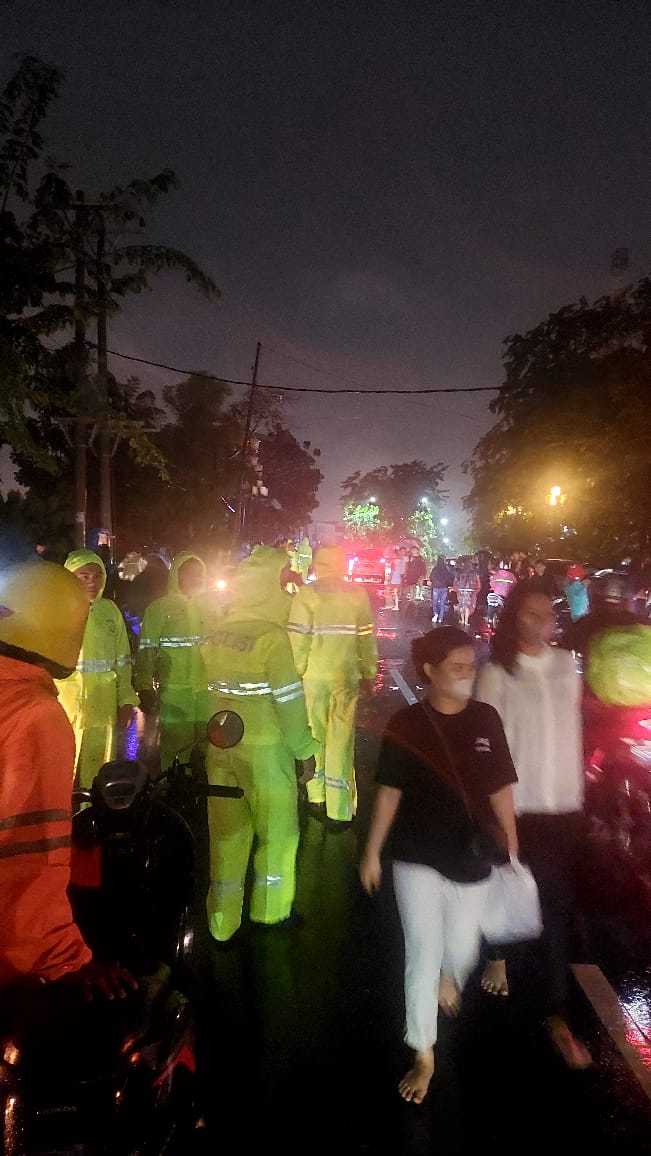 Hujan Deras 3 Jam, Sejumlah Ruas Jalan di Medan Sikepung Banjir, Polisi Turun Bantu Warga