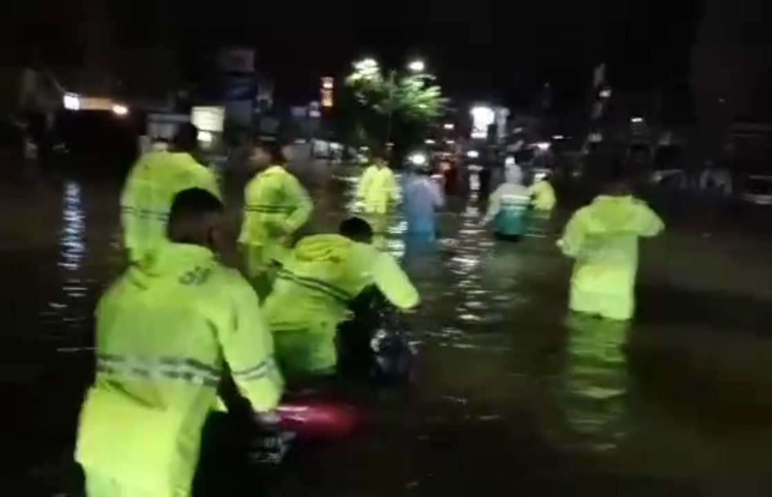 60 Anggota Shabara Polda Sumut Bantu Warga Terjebak Banjir di Jln Gatot Subroto Medan. Bravo Polisi!!!