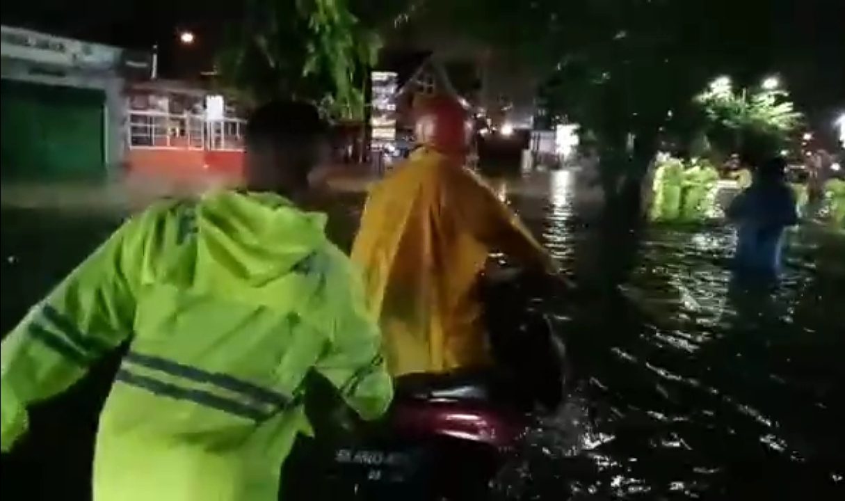 Respon Cepat Tim SAR Polda Sumut Evakuasi Warga Terdampak Banjir