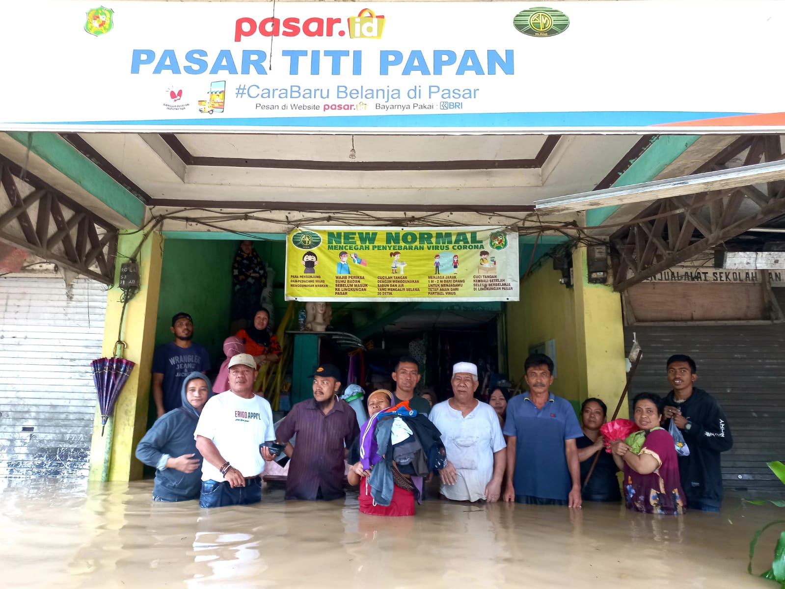 Dirut PUD Pasar Terobos Air Setinggi Pinggang untuk Temui Pedagang Pasar Titi Papan