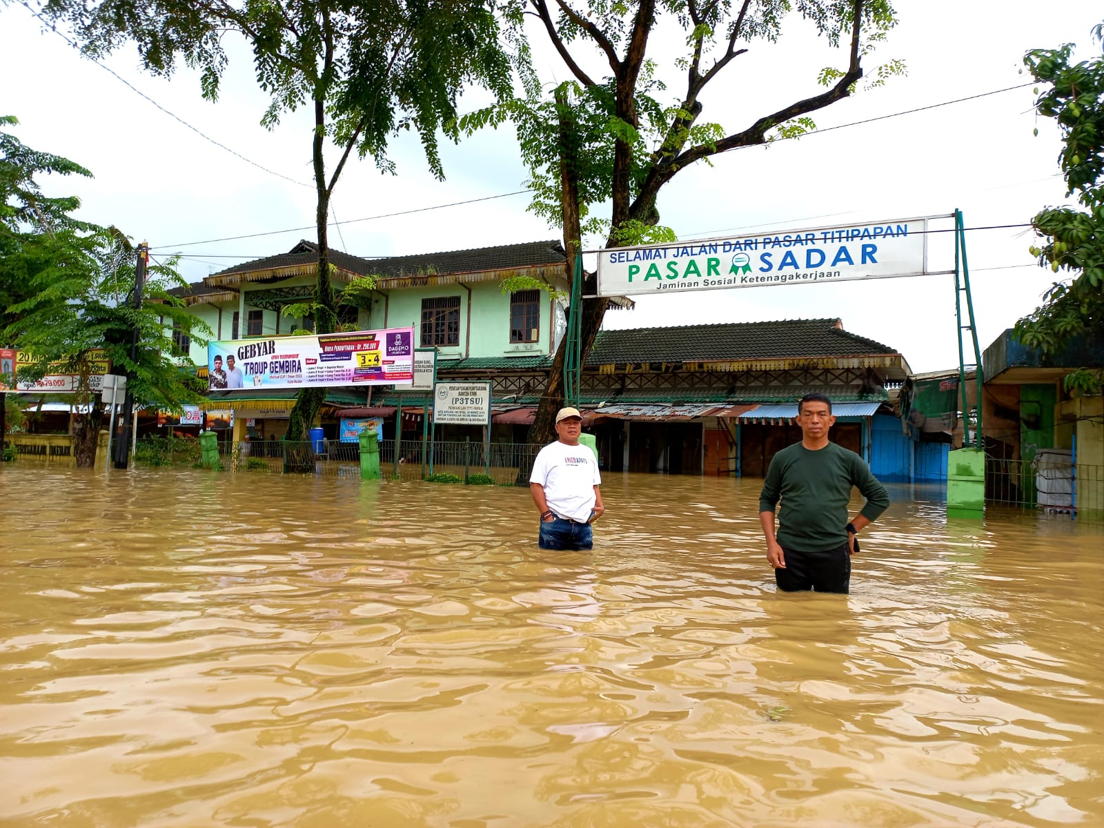 Temui Pedagang Pasar Titi Papan, Dirut PUD Pasar Terobos Air Setinggi Pinggang