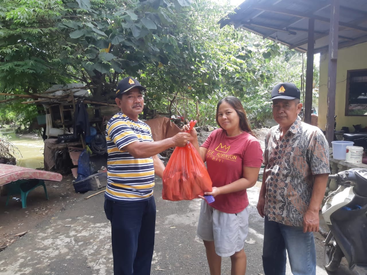DPC PENDAWA KOTA MEDAN BERIKAN BANTUAN RATUSAN NASI BUNGKUS KEPADA WARGA KORBAN BANJIR