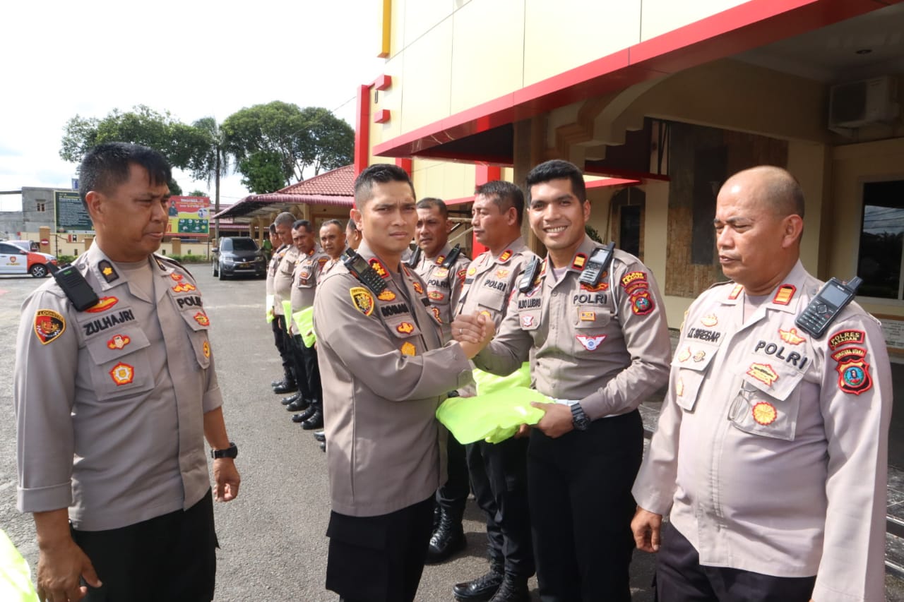 Kapolres Berikan Secara Simbolis Jas Hujan Kepada Personil Polres Asahan