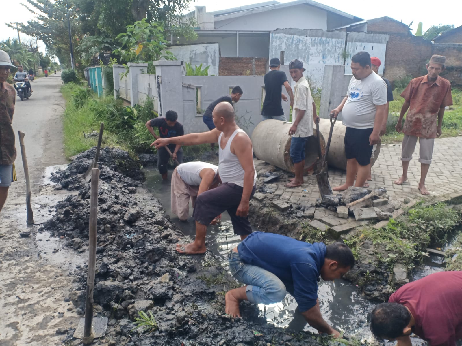 Camat Percut Seituan Melaksanakan Gerakan Peduli Banjir dengan Berbagi Sembako dan Gotong Royong