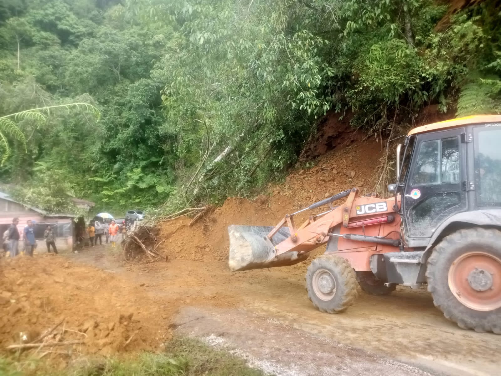 TANAH LONGSOR JALAN LINTAS SIDIKALANG-SUBULUSALAM