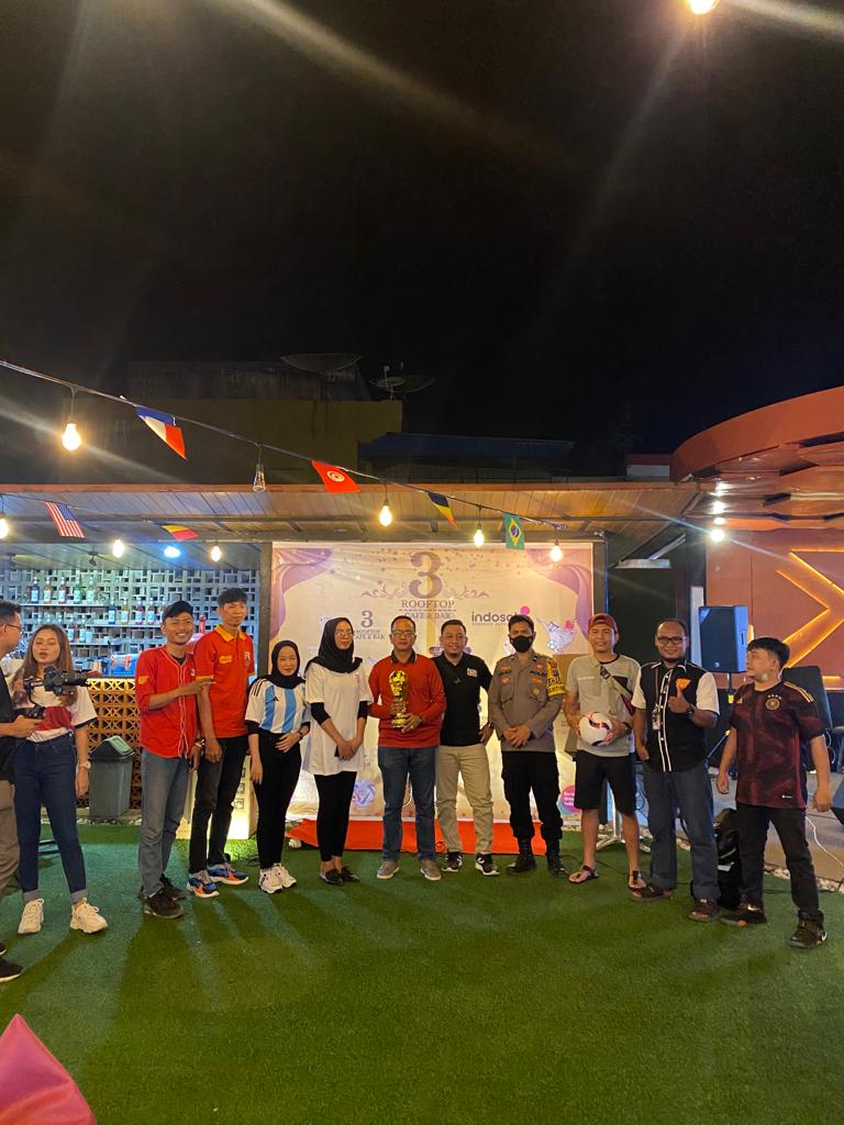 Anggota Polsek Kota Kisaran Rangkul Masyarakat Dengan Nobar Piala Dunia