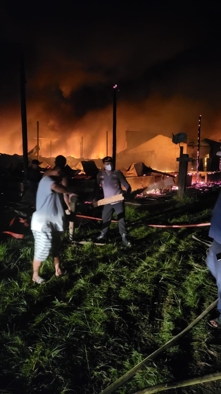 Respon cepat personil Polres Asahan padamkan kebakaran pabrik karet.