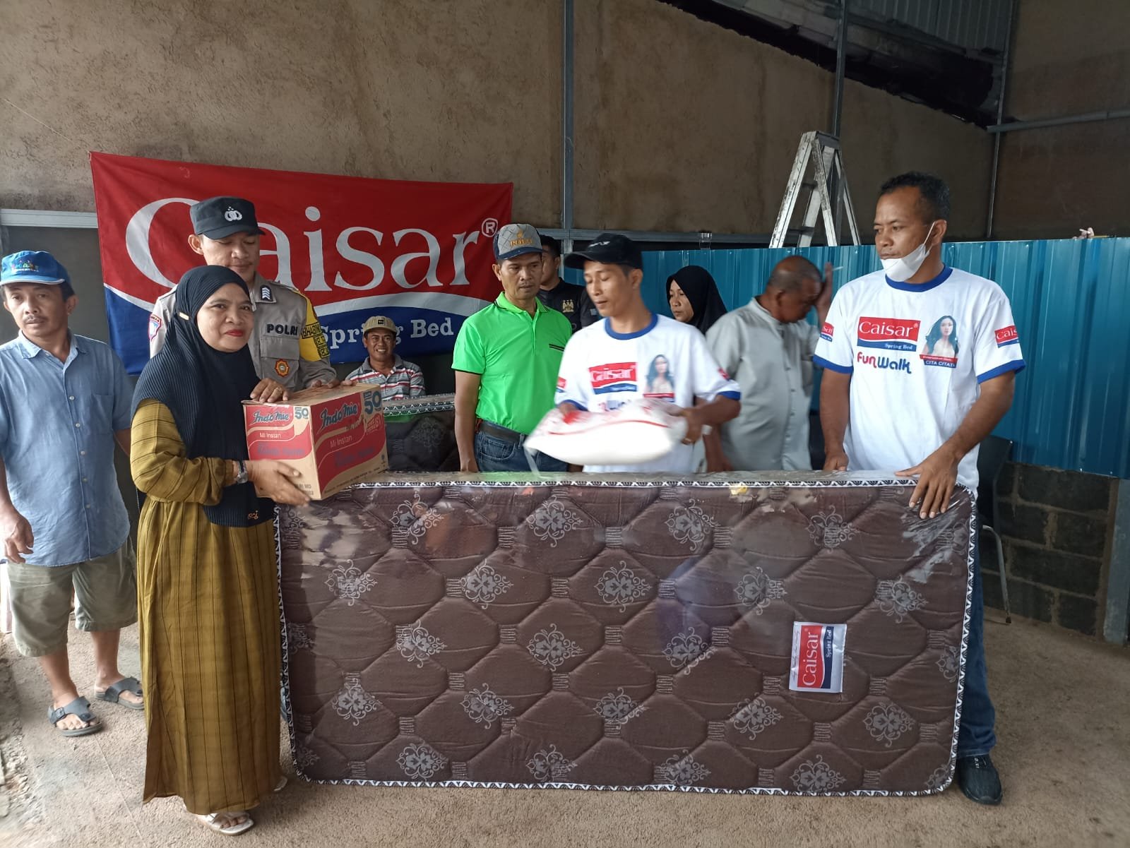 PT Pulau Cahaya Terang - Pabrik Caisar Spring Bed Batam Bantu Korban Kebakaran