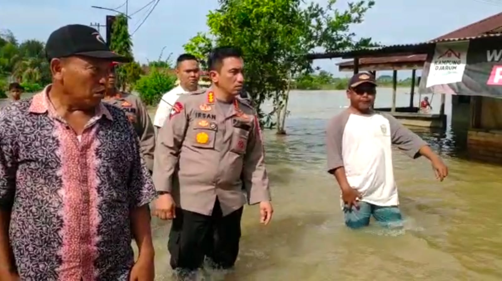 Lagi, Kapolresta Deli Serdang Cek Lokasi Banjir dan Pendirian Posko serta bagi Sembako