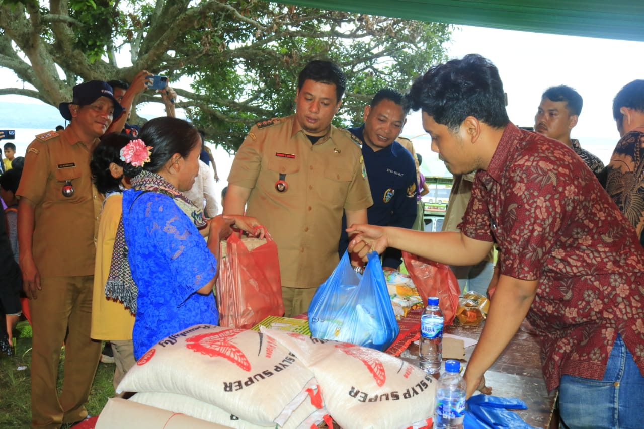 Bupati Samosir Bersama Tangkas Manimpan L. Tobing, Monitoring Pelaksanaan Pasar Murah Sembako