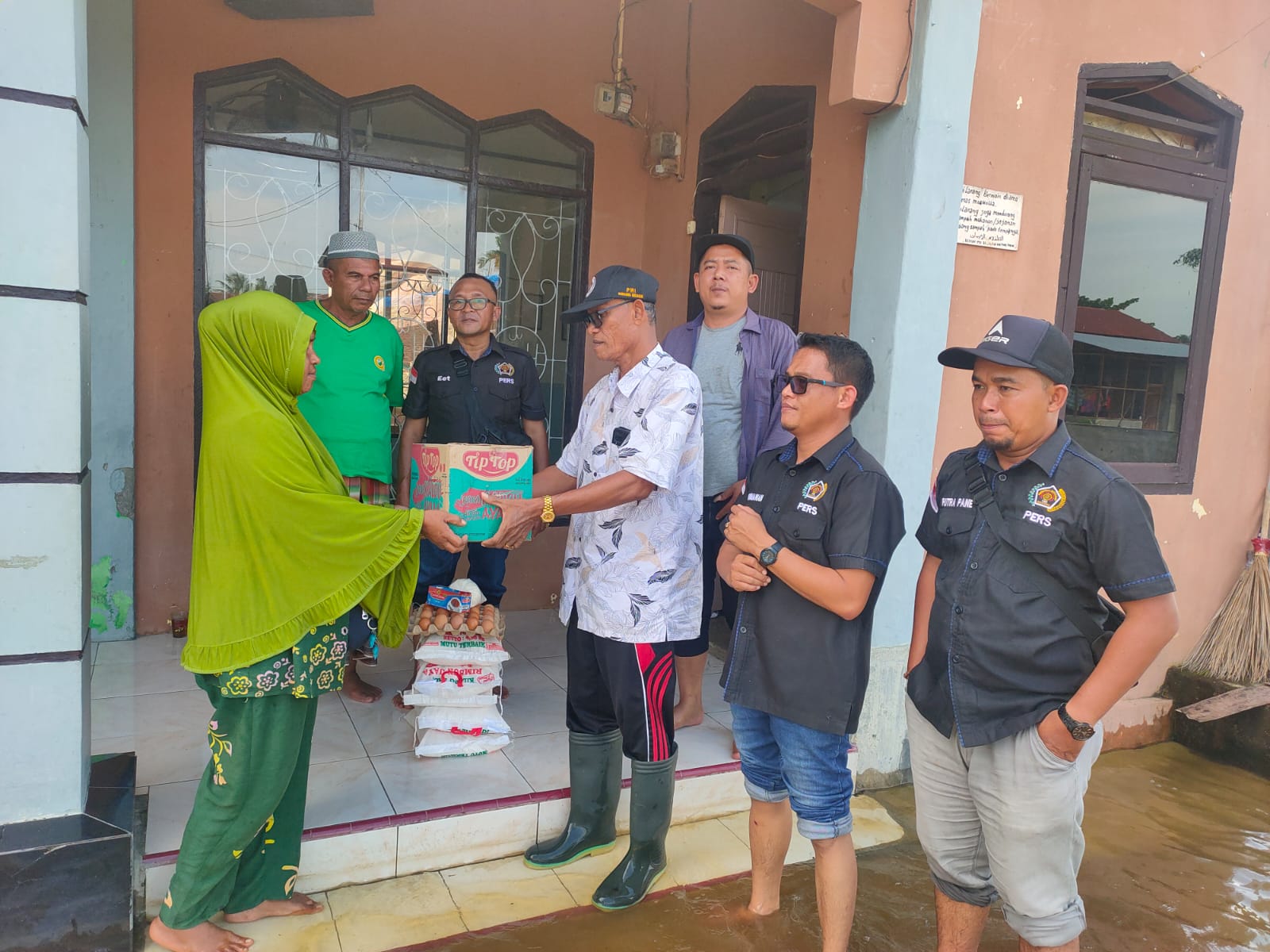 Serahkan Bantuan Kepada Korban Banjir, Ketua PWI Sergai Edi Sahputra : Ini Merupakan Wujud Kepedulian Dari Pengurus