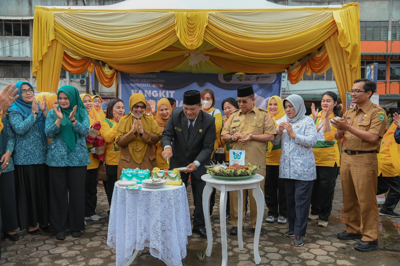 Wali Kota Padang Sidempuan Irsan Efendi Nasution membuka secara resmi puncak peringatan Hari Kesehatan Nasional