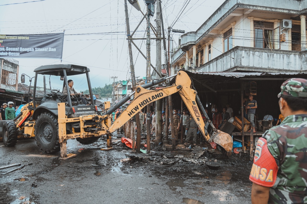 Selama Penertiban, Sedikitnya 75 Ton Sampah Diangkut Dari Jl.Thamrin Dan Seputaran Pasar Sagumpal Bonang