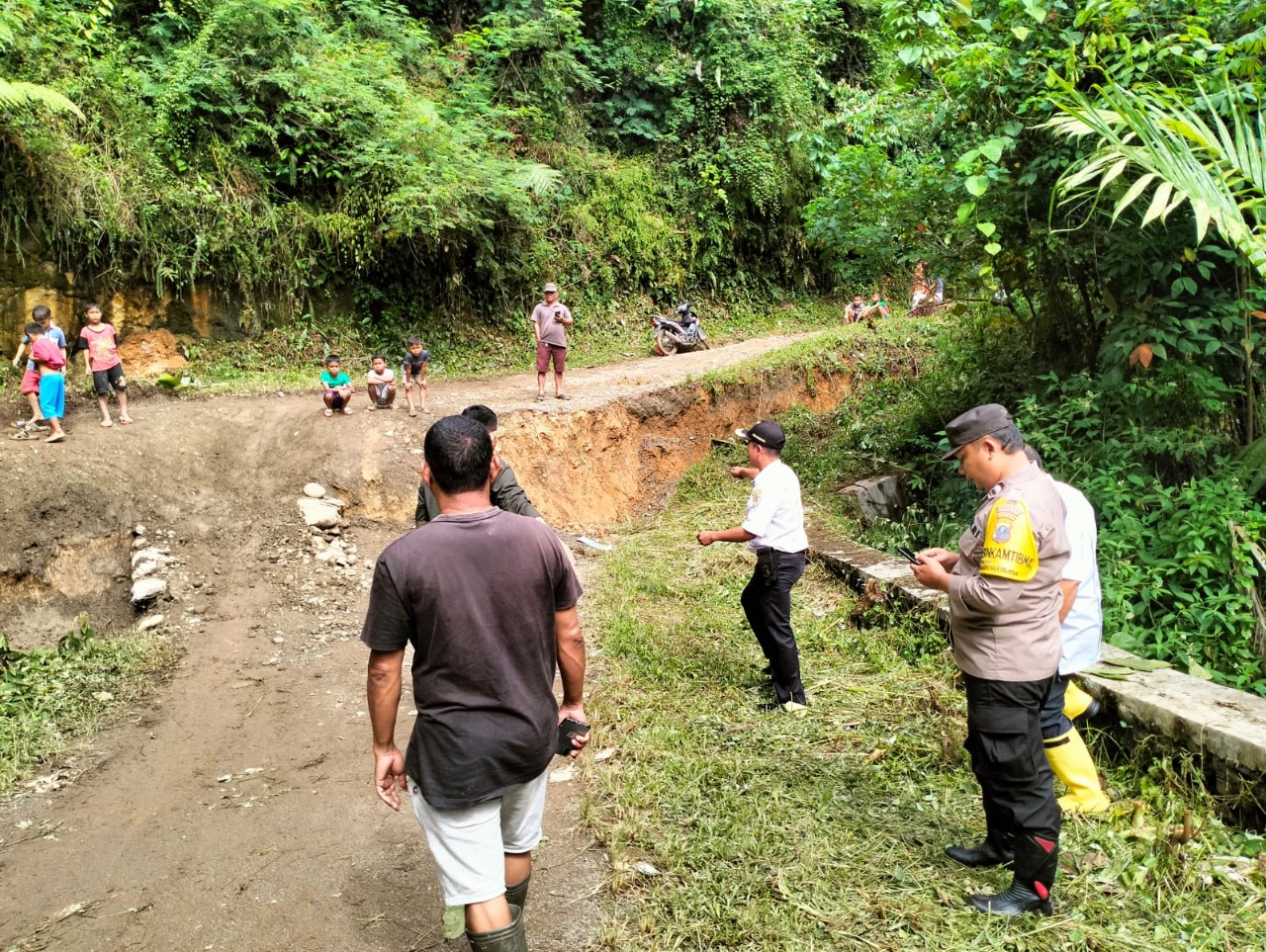 Curah Hujan Tinggi, Jalan di Tapian Nauli Tapsel Amblas Sedalam 2 Meter