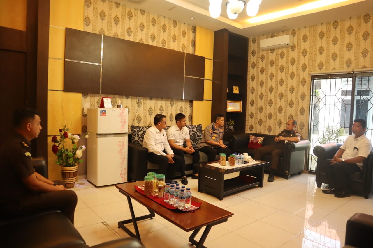 Jalin Silaturahmi, Kapolres Asahan Bertemu Kajari Kisaran Dikantor Bawaslu