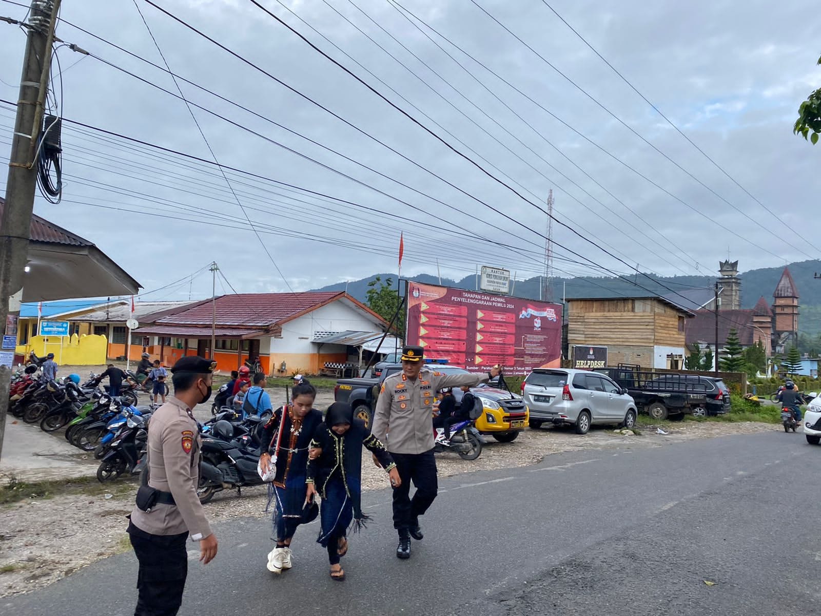 Kapolres Pakpak Bharat Terjun Langsung Gatur Lalin dan Menyapa Murid Sekolah Dasar