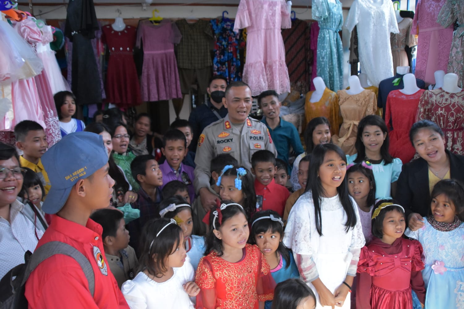 Kapolres Pakpak Bharat Mengajak Anak Yatim Piatu Belanja Baju Menjelang Natal dan Tahun Baru