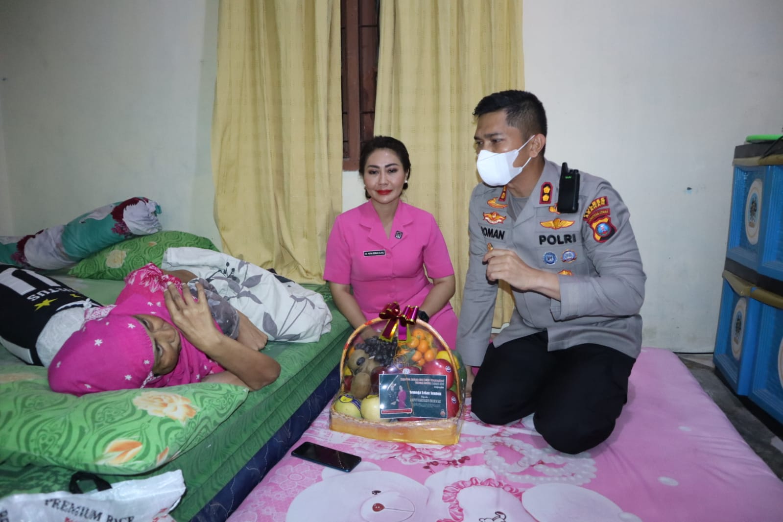 Peduli, Kapolres Bersama Ketua Bhayangkari Asahan Dan Unsur Pju Polres Asahan Jenguk Personilnya Yang Sakit